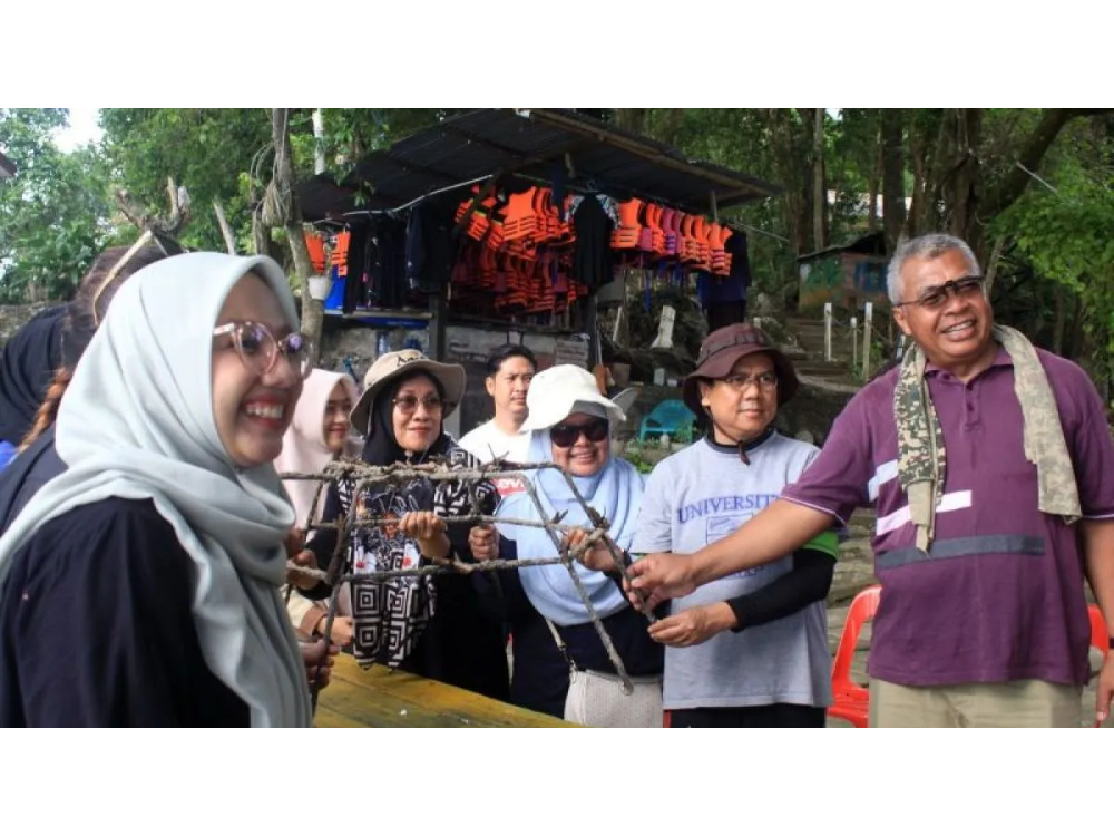 Mahasiswa dari Program Magister Pengelolaan Lingkungan di Universitas Syiah Kuala (USK) melaksanakan proyek transplantasi terumbu karang di Pulau Rubiah, Sabang